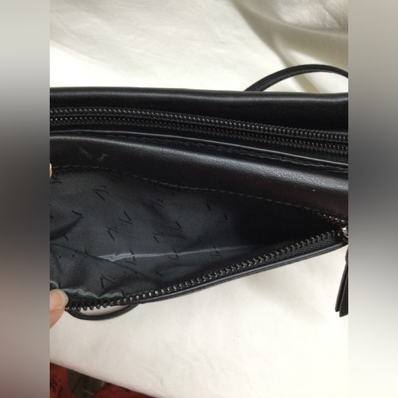 Simply Vera Vera Wang Crossbody Purse. Black - Picture 6 of 16